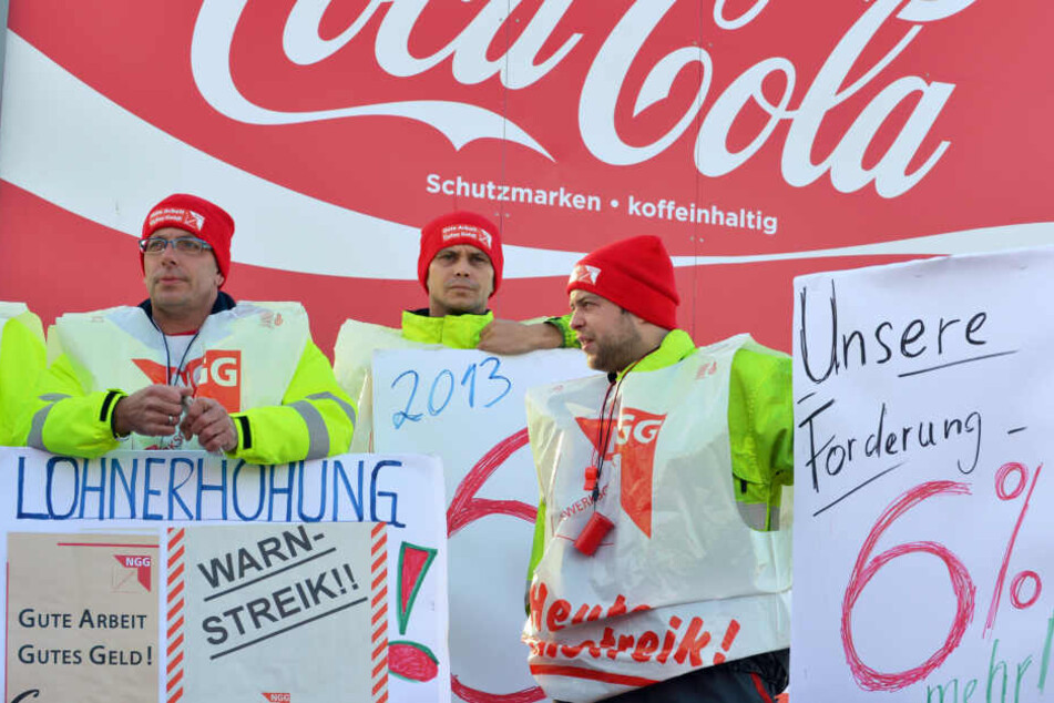 Mitarbeiter des Getränkeherstellers Coca-Cola in Weimar streiken (Archivfoto).