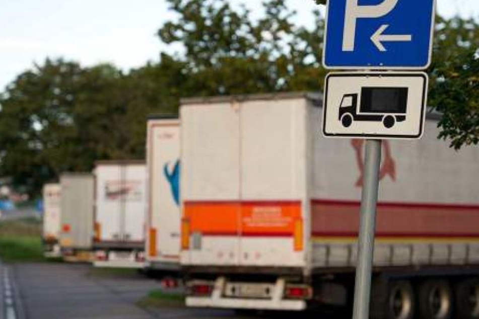 An den Raststätten in Lorsch-Ost und West, im Kreis Darmstadt an der A67, wurden LKW Planen aufgeschlitzt.