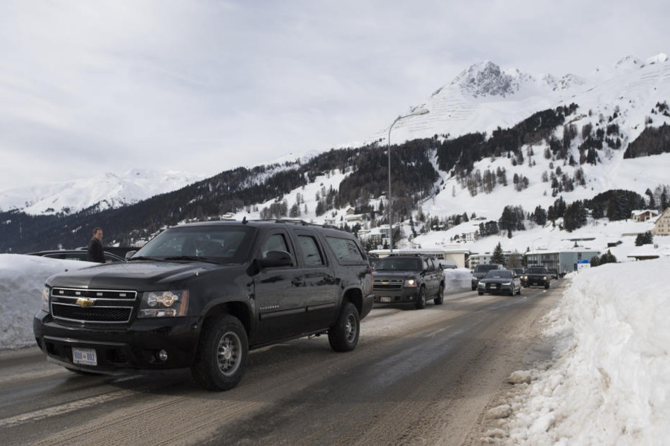 Der Fahrzeugkonvoi mit US-Präsident Donald Trump an Bord.