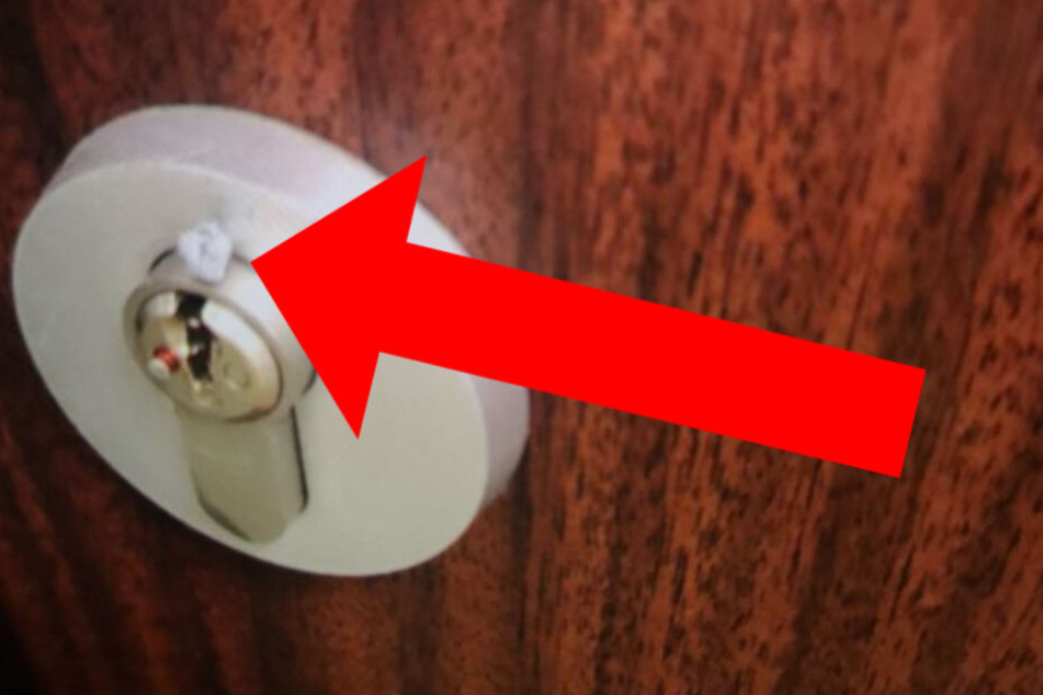 Diese Papierkügelchen lagen auf zahlreichen Türschlössern und kennzeichneten, wenn ein Hotelgast nicht da war.