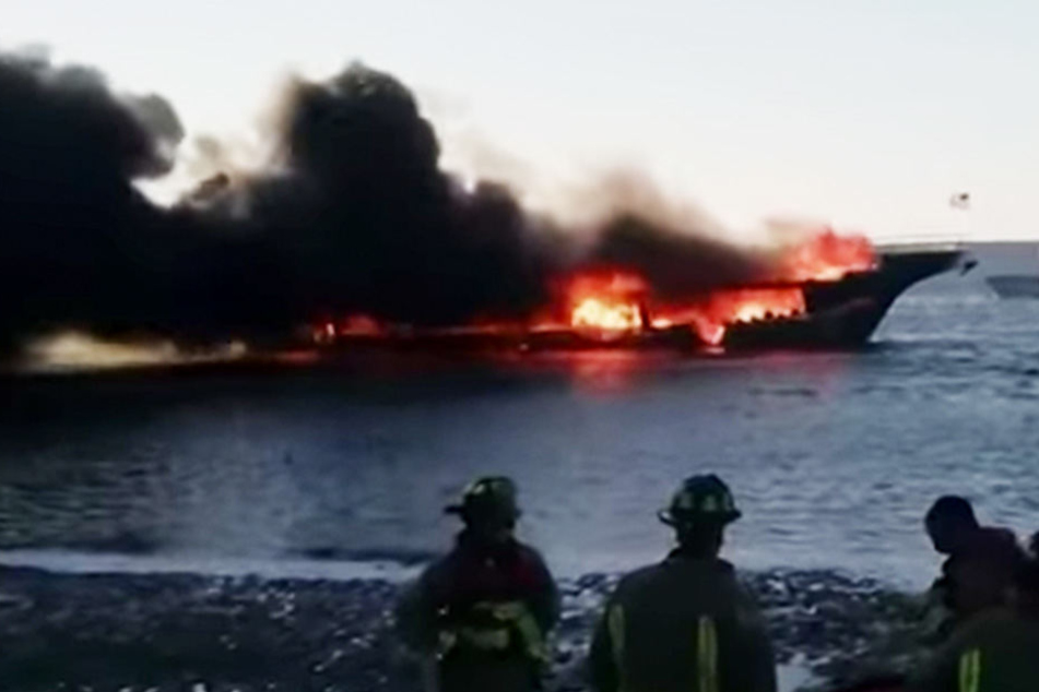 Nachdem das Feuer auf dem Boot ausgebrochen war, sprangen die Passagiere ins Wasser, um ihr Leben zu retten.