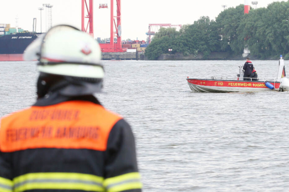 Die Feuerwehr sucht nach einem vermissten Mann in der Elbe (Symbolbild).