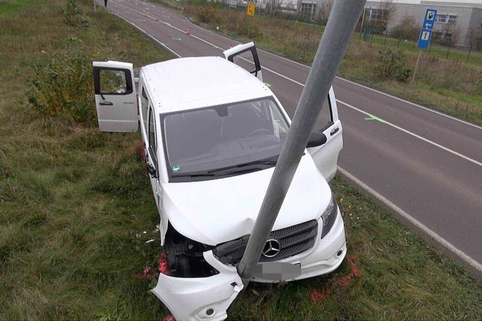 Der Mann raste auf der stark befahrenen Straße in Richtung Magdeburg gegen mehrere Masten.