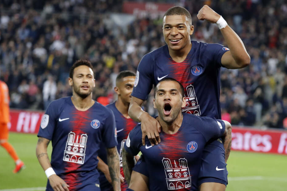 Am 3. August sollen Paris Saint-Germains Superstars Neymar (l.) und Kylian Mbappé (oben, getragen von Dani Alves) in der Leipziger Red Bull Arena aufkreuzen.