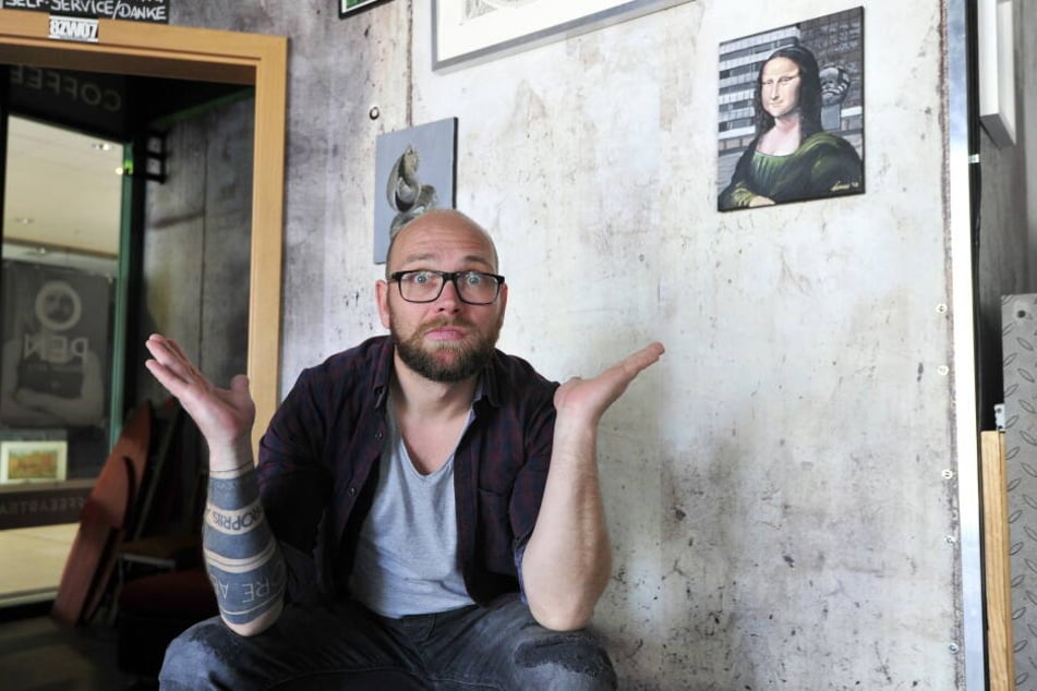 Barbesitzer Volker Beyer vor der Wand, an der das Johnny-Depp-Bild hing.
