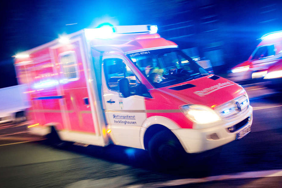 Die zwei jungen Männer trugen schwere Verletzung davon und mussten in ein Krankenhaus gebracht werden. (Symbolbild)