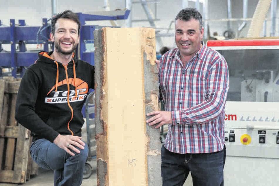 Die sächsische Weißbuche machts's: Max Neukirchner (34, l.) und André Zeidler (48) in der Werkstatt.