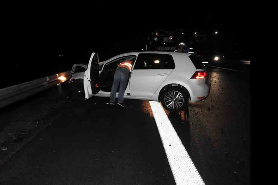 Der Fahrer des VW Golfs verlor die Kontrolle über seinen Wagen, wurde über die Fahrbahn geschleudert und krachte in die Leitplanken. Er kam mit dem Schrecken davon.