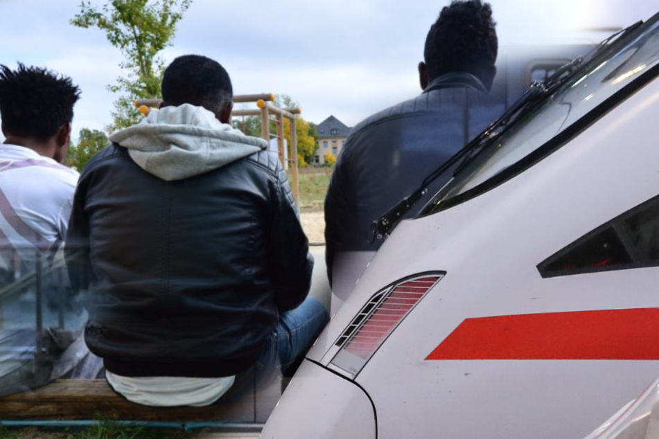 Aufgrund Personalmangels: Flüchtlinge sollen Lokführer werden. (Fotomontage)