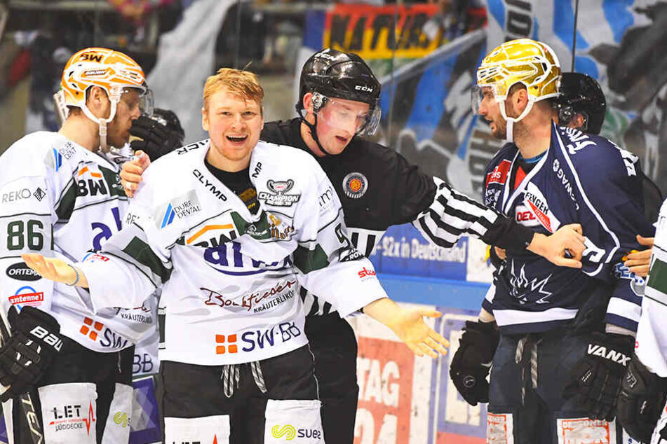 Eislöwe Jordan Knackstedt (r.) und Steeler Benjamin Hüfner hatten Meinungsverschiedenheiten.