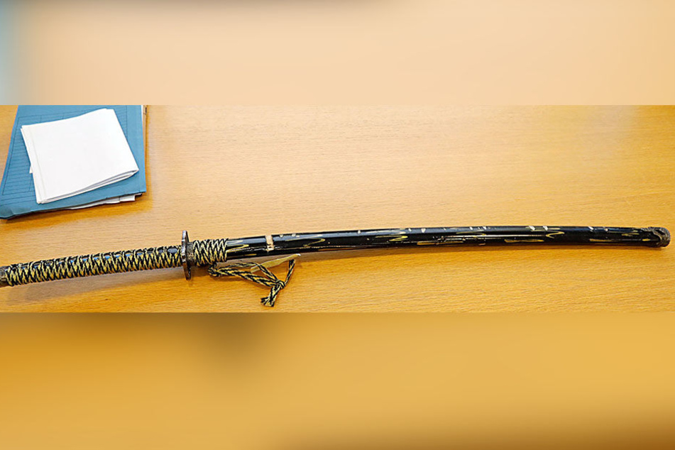 Die Tatwaffe, ein Samuraischwert: Klingenlänge von 60,6 Zentimetern, dazu ein etwa 40 Zentimeter langer Griff.