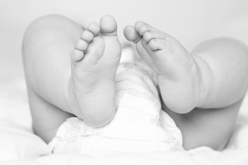 Ein 10-jähriges Mädchen soll einen sechs Monate alten Jungen zu Tode gedampft haben. Sie soll auf seinen Kopf getreten sein. (Symbolbild)