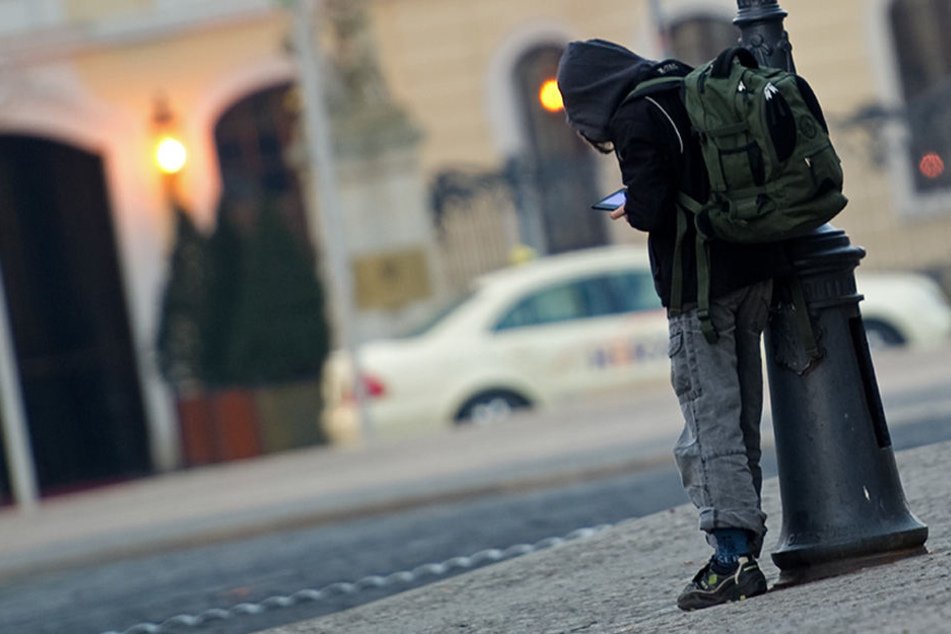 In Berlin kein seltenes Bild: Ein Schüler spielt mit seinem portablen Spielgerät auf der Straße, statt am Unterricht teilzunehmen.