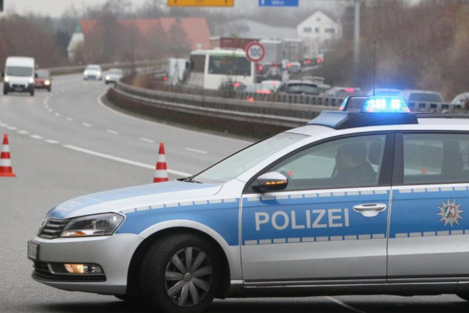 Mit voller Wucht knallte der VW Golf in den Lkw. (Symbolbild)