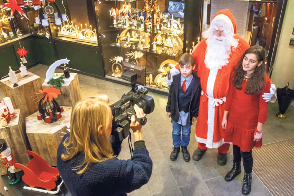 Vorfreude: Mit Schwester Sissi will Charlie demnächst wieder ein Weihnachtslied
einsingen.