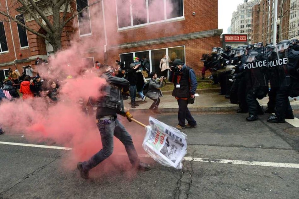 Die Polizei setzte gegen die Demonstranten Tränengas ein.