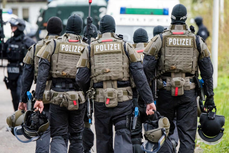 Zwei Terrorverdächtige wurden bei einem Großeinsatz in Wachau bei Leipzig festgenommen (Symbolbild).