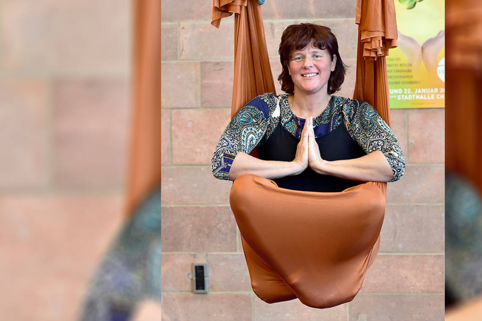 Die Burkhardtsdorfer Yoga-Lehrerin Heike Seewald-Blunert (44) stellt in der Stadthalle auch diesmal Aerial-Tuch-Übungen vor.