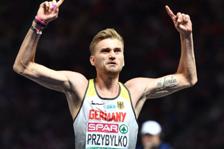 Gold-Junge Mateusz Przybylko (26) lässt sich im Berliner Olympiastadion zurecht feiern.
