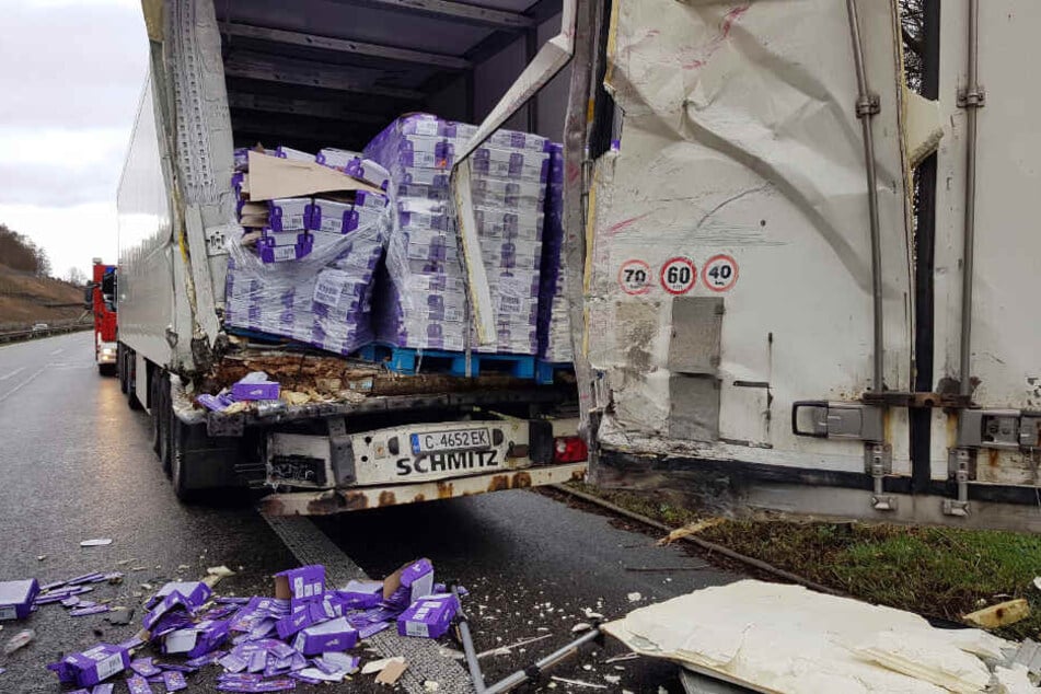 Der Sattelzug, dem aufgefahren wurde, verlor große Mengen seiner Ladung, die aus Schokoladen, Duftölen und Waschmitteln bestand.