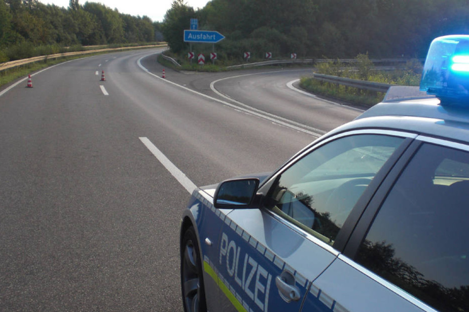 Verletzt gab es glücklicherweise nicht, doch die Autobahn musste gesperrt werden. (Symbolbild)