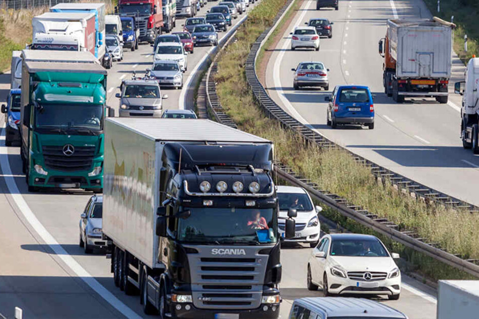 Die Autobahn musste kurzzeitig gesperrt werden. Es gab etwa drei Stunden lang Stau. (Symbolbild)