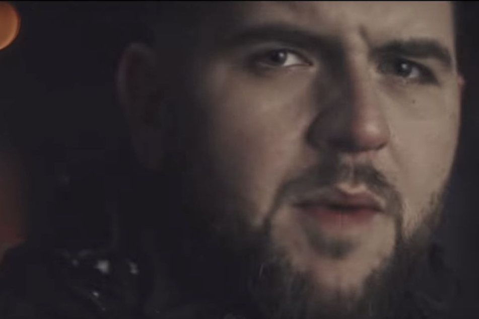 In seinem Video zu "Winter in Frankfurt" besingt und zeigt Vega auch die dunklen Seiten der Mainmetropole.
