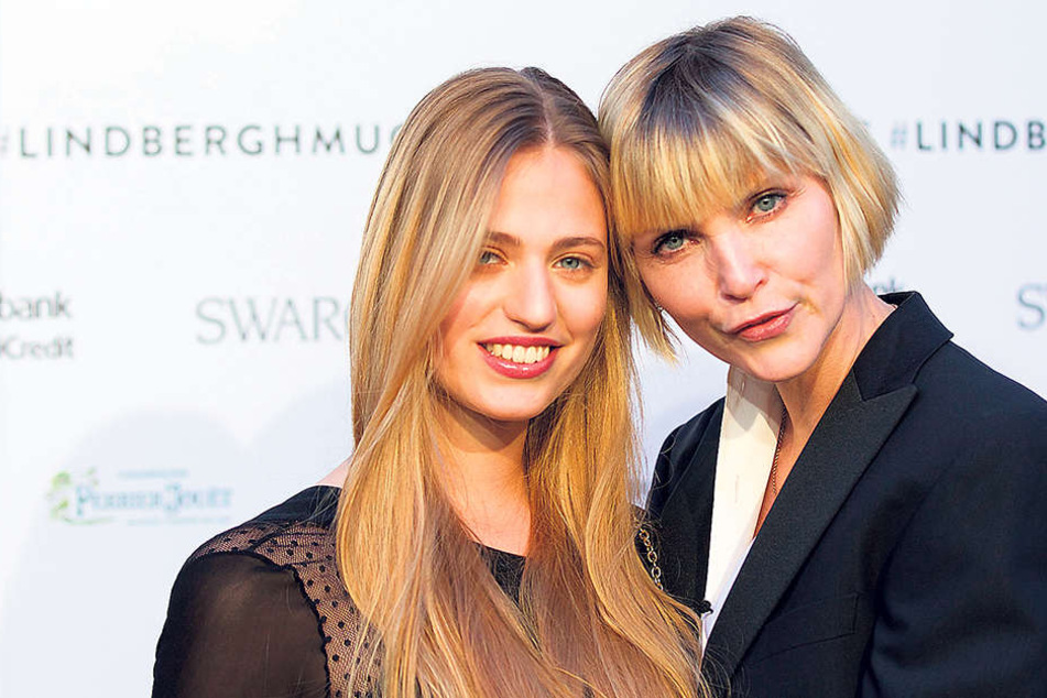 Im April bei
der Eröffnung
einer Lindbergh-Ausstellung in
München:
Cosima (l.)
und Nadja Auermann (46).