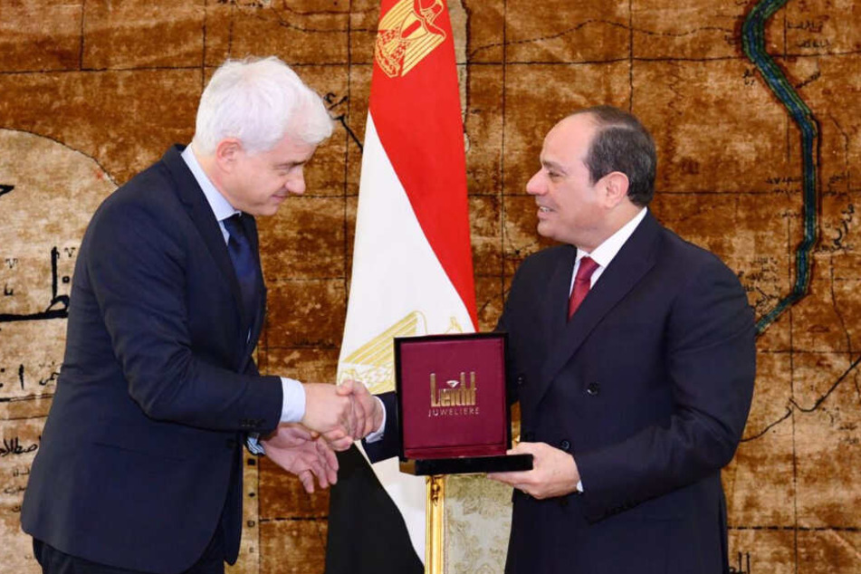 Ball-Impressario Hans-Joachim Frey (54) überreicht den St. Georgs Orden in Kairo.