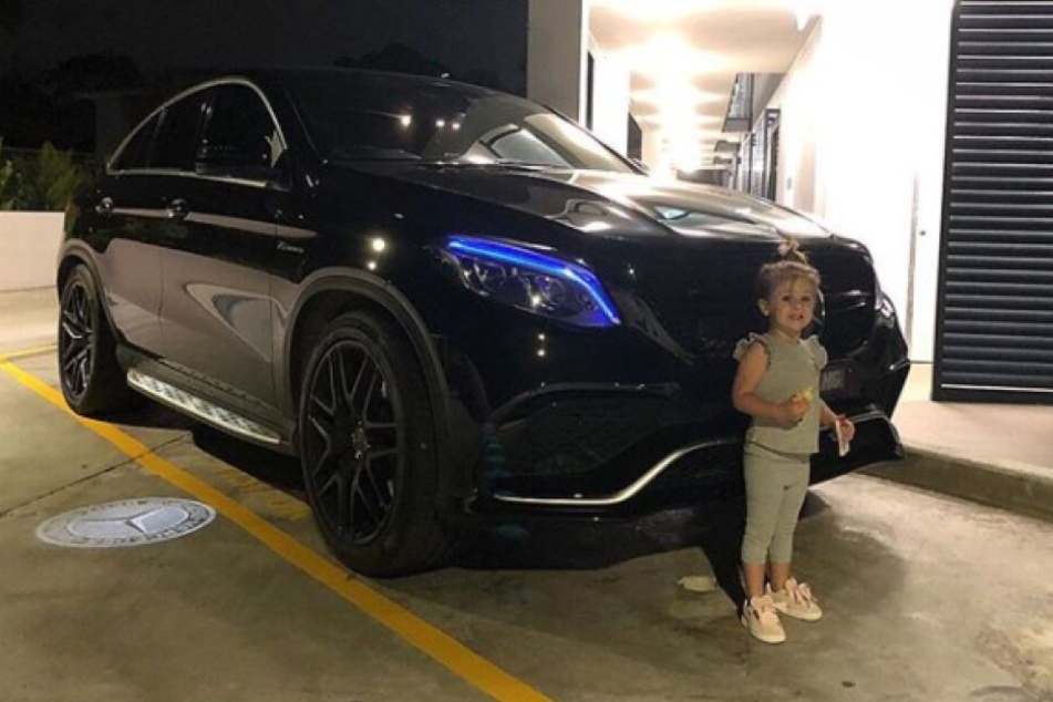 In einem ihrer Luxusschlitten raste die Influencerin über Australiens Straßen. Auf dem Rücksitz: Ihre unangeschnallte Tochter Celine.