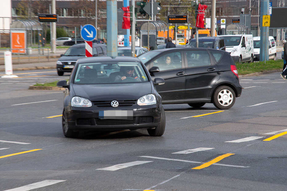 Illegal: Autofahrer biegen von der Zschopauer Straße links ab oder wenden.
