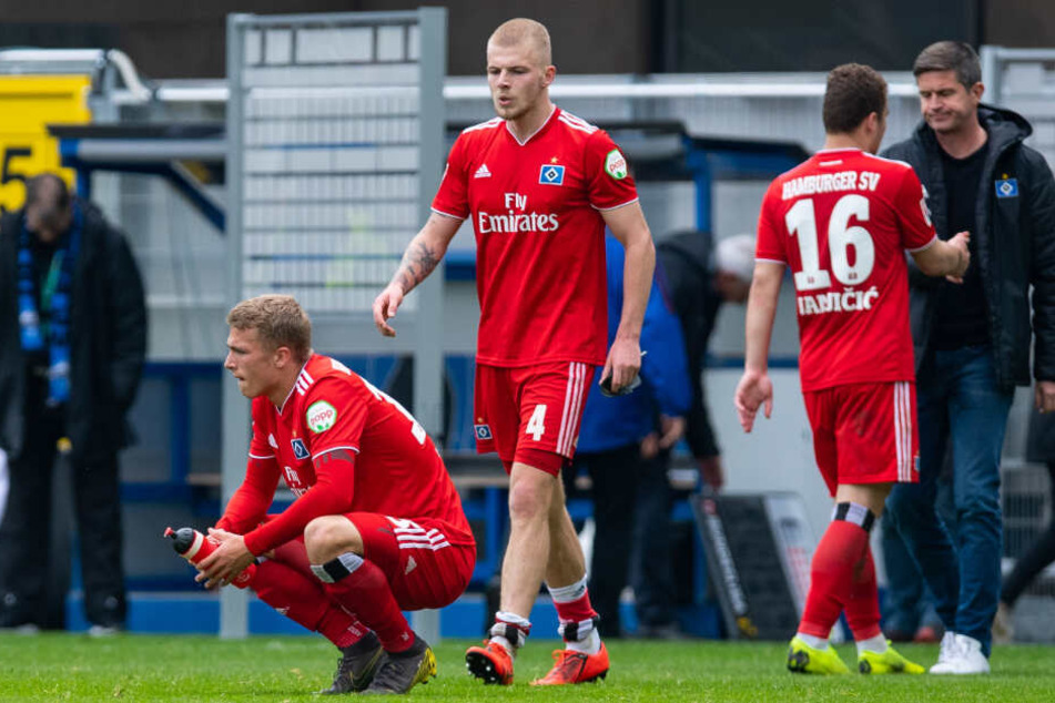 Nach der Niederlage beim SC Paderborn und dem verpassten Wiederaufstieg stand Rick van Drongelen (Mitte) die Enttäuschung ins Gesicht geschrieben.