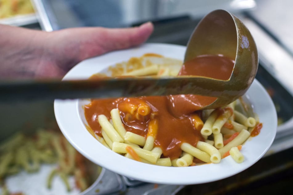 Eine warme Mahlzeit muss doch drin sein! Doch viele Kantinen schmeißen das Essen lieber weg.