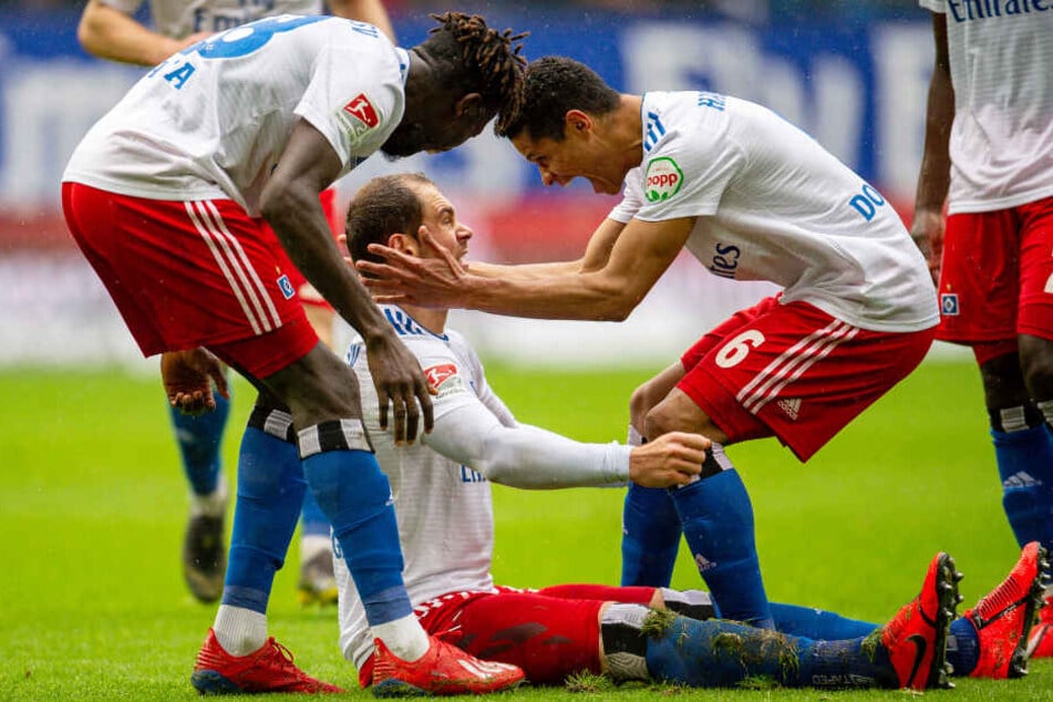 Douglas Santos (rechts) und Bakery Jatta (links) jubeln mit Pierre-Michel Lasogga über dessen Treffer zum 2:0.