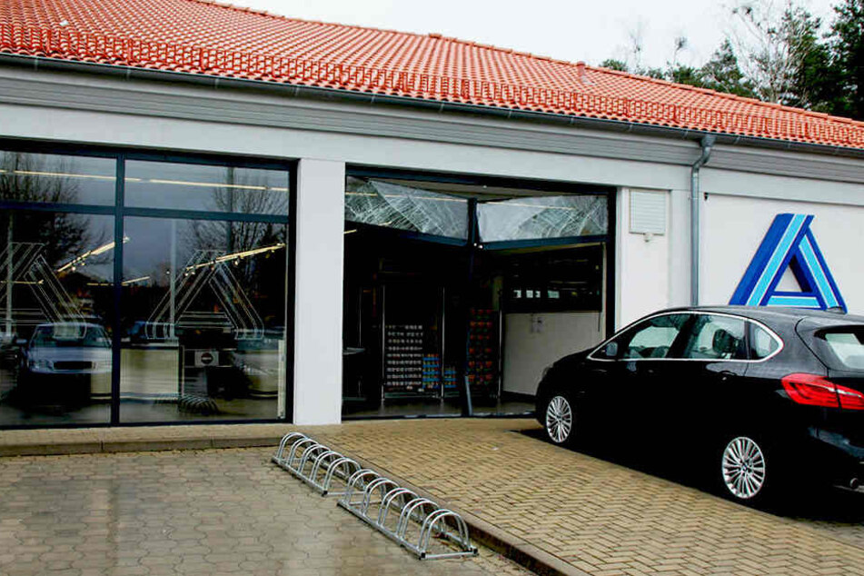 In diesem Aldi in Lauta krachten die Diebe in eine Schaufensterscheibe. Das Ziel waren Zigaretten und Elektrogeräte.