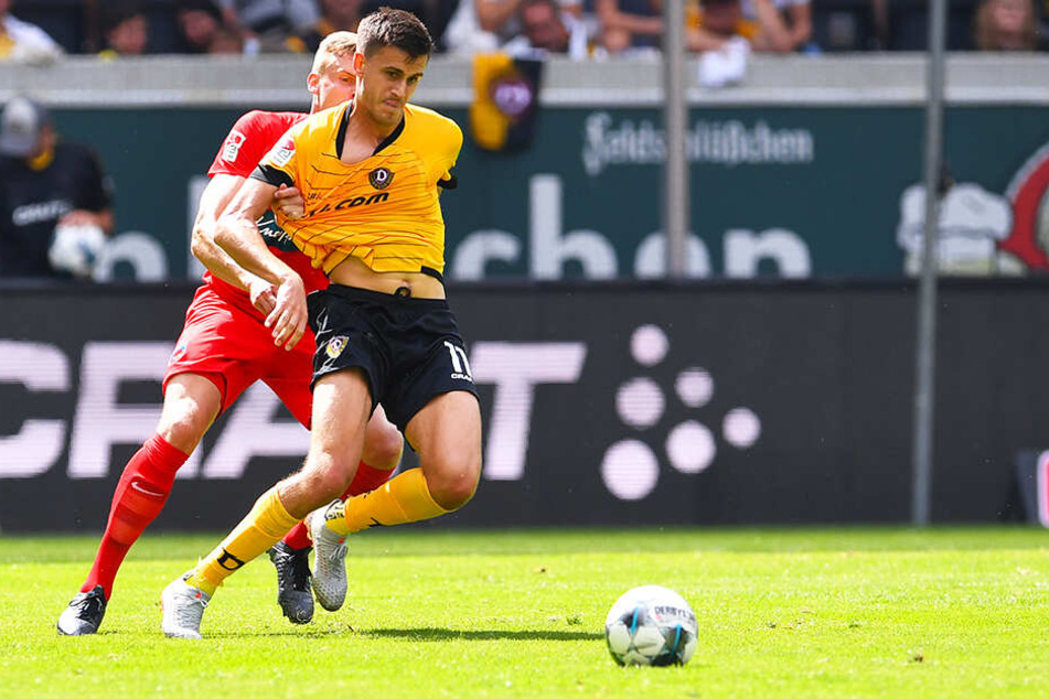 Hier geblieben: Heidenheims Oliver Hüsing versucht, Alexander Jeremejeff am Trikot zu halten. Das gelang eher eher selten, der Dresdner war viel unterwegs.