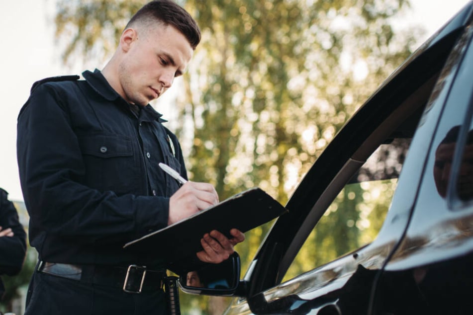 Tagsüber Knöllchen, abends Bestellungen aufnehmen? 4400 bayerische Polizisten brauchen einen Nebenjob. (Symbolbild)