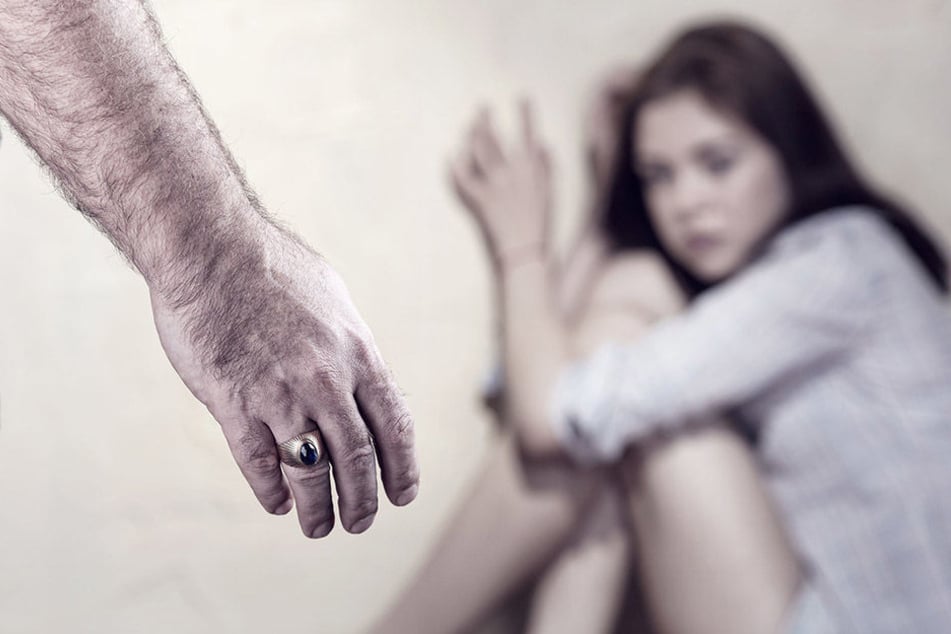 Der maskierte Täter stürmte der Wohnung der 27-Jährigen und fiel über sie her. (Symbolbild)
