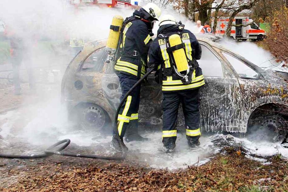 Die Feuerwehr löschte den Brand, konnte aber das Auto nicht retten (Symbolbild).