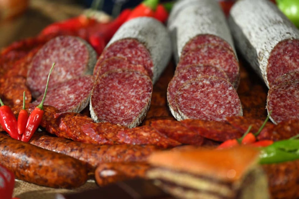 Eine Salami dieser Art könnte es gewesen sein, welche ein junger Mann aus einem Supermarkt klauen wollte. (Symbolbild).