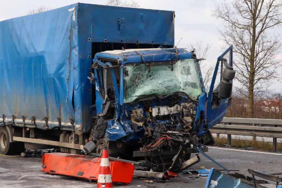 Der Lkw prallte mit voller Wucht auf den Anhänger des Sattelzuges.