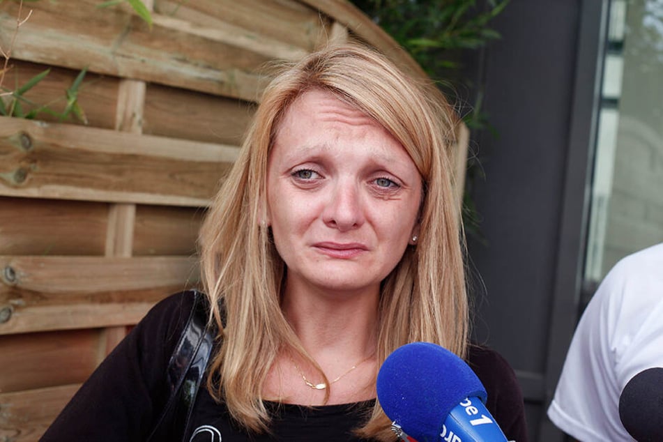 Rachel Lambert, Ehefrau des Wachkomapatienten Vincent Lambert, weint während sie vor dem Sebastopol-Krankenhaus mit Journalisten spricht.