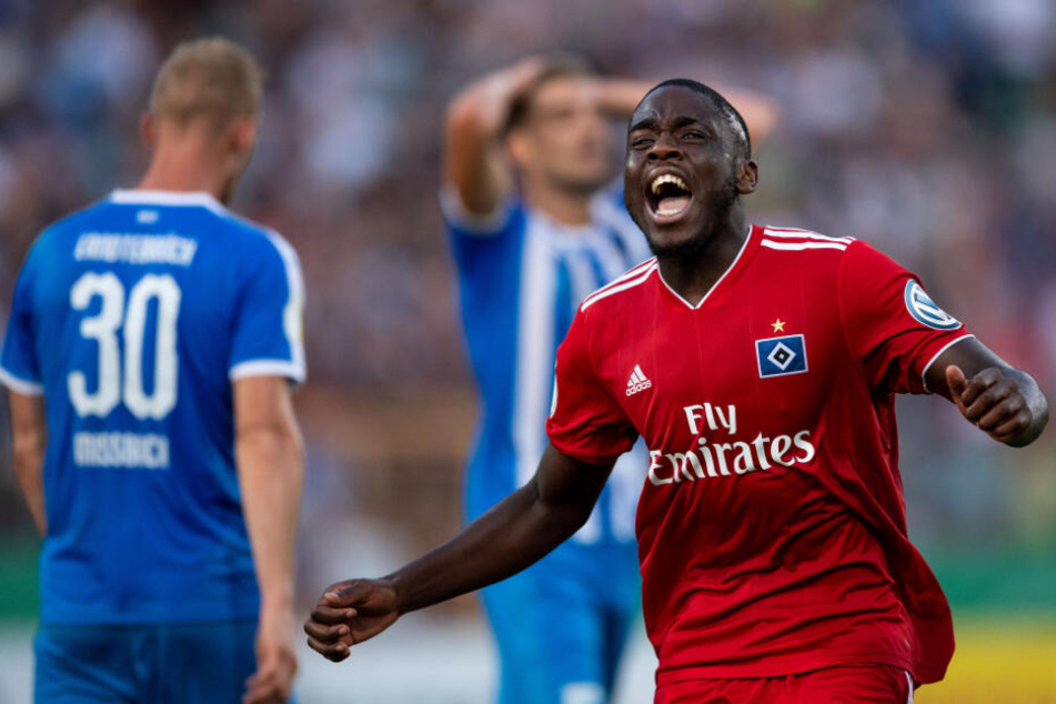 Orel Mangala jubelt über seinen Treffer im DFB-Pokal-Spiel beim TuS Erntebrück.