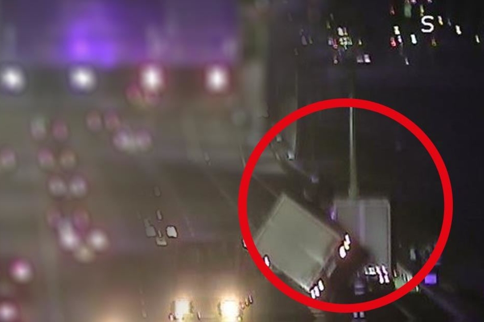 Der Lkw wurde von heftigen Orkanböen von der Fahrbahn geweht.