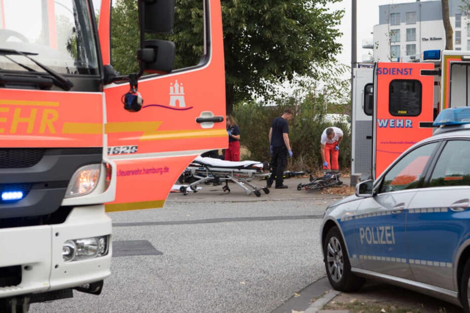 Die Einsatzkräfte der Polizei und Feuerwehr am Unfallort.