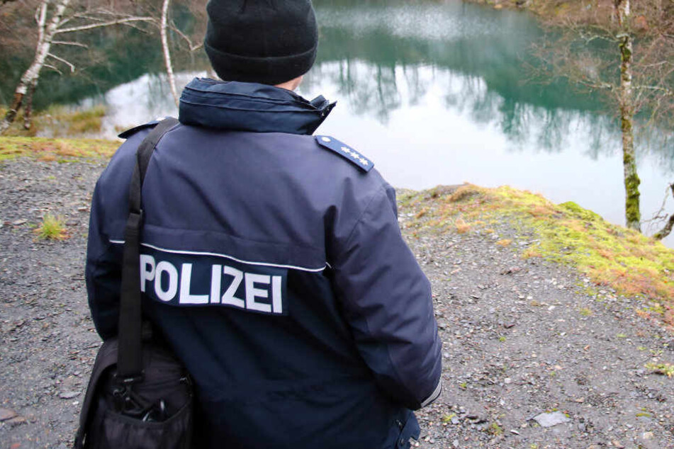 Nach dem Fund der Leiche suchte die Polizei nach Spuren an dem See bei Lehesten.