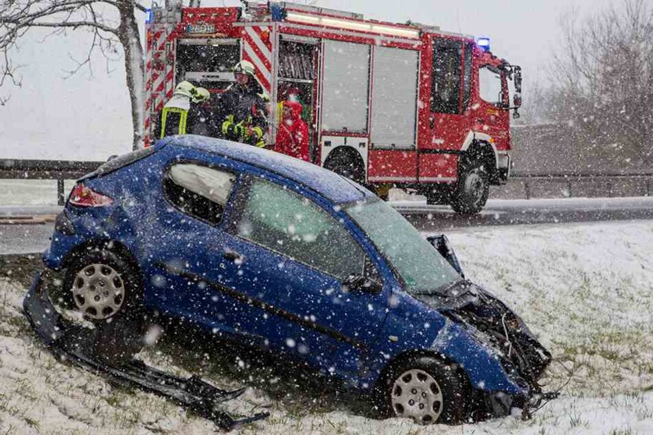 Die Motorhaube wurde stark beschädigt.
