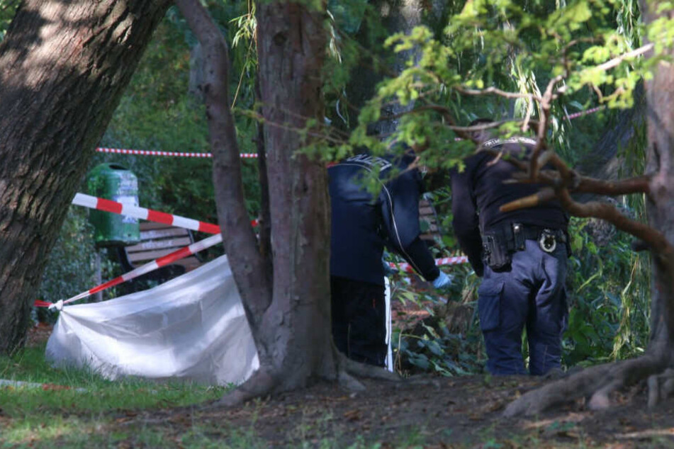 Polizisten untersuchen den Fundort.