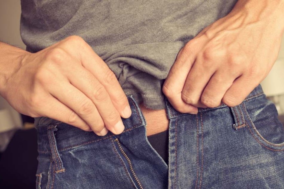 Pervers: Vor zwei kleinen Mädchen entblößter der Mann sein Geschlechtsteil. (Symbolbild)