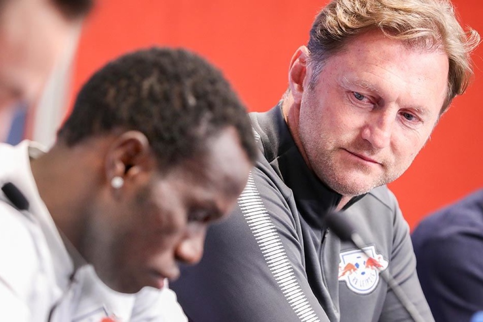 Ralph Hasenhüttl (r.) und RB's Bruma am Montag in der Red Bull Arena. Ein Spektakel wie beim BVB erwartet der RB-Coach nicht.